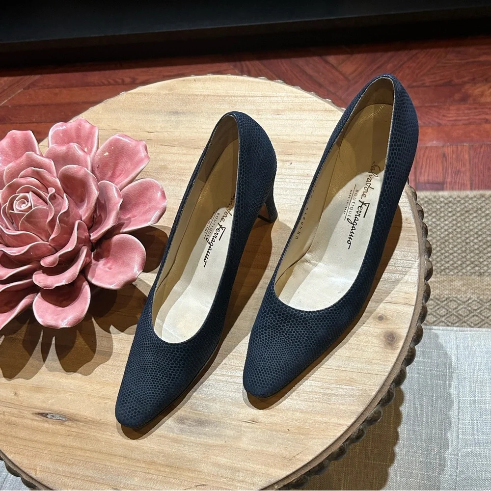 Salvatore Ferragamo Boutique Navy Blue‎ Snake Skin Leather Pumps Size 8.5 A